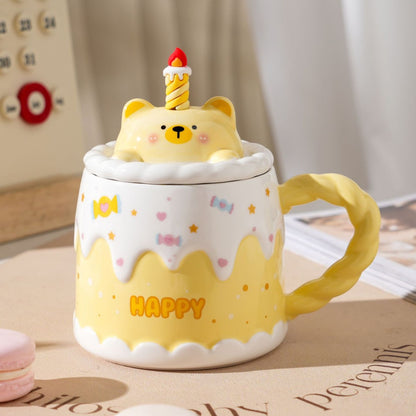 Close-up of the Melting Cake Mug sculpted animal lid