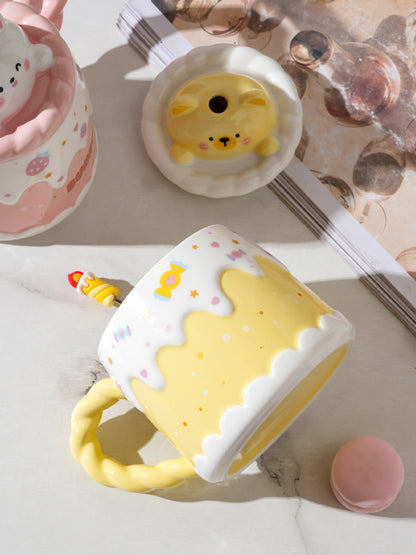 Melting Cake Mug lifestyle photo with animal lid